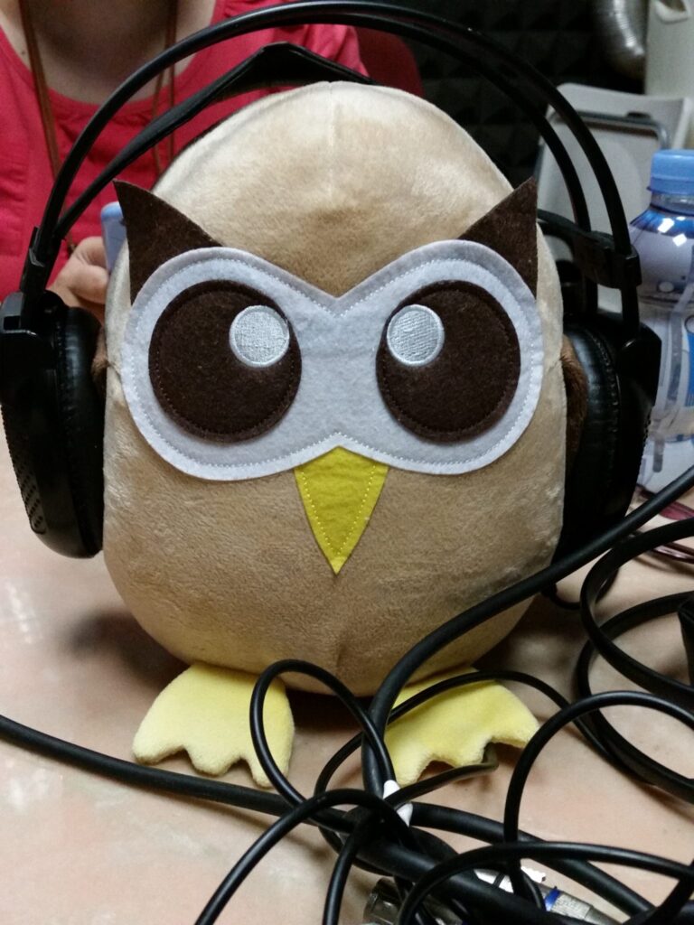 Owly la mascota de Hootsuite en la radio